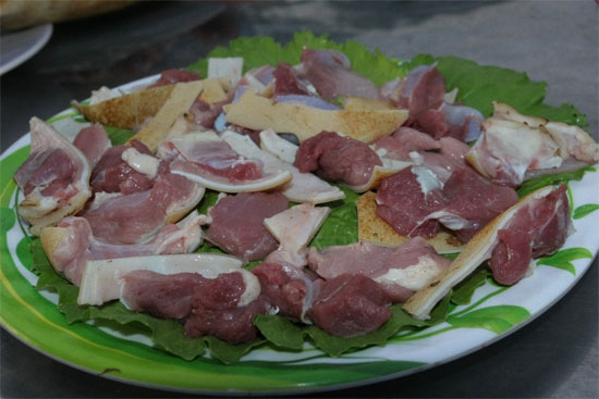 Thịt dê tươi ngon có màu đỏ, sáng bóng, thớ thịt đều và chắc, sờ thấy mềm mịn, có tính đàn hồi và không dính tay, không có mùi lạ